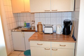 Refrigerador, silla alta para bebés