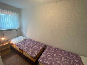 2 Schlafzimmer, Reisekinderbett