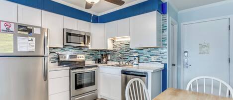 舒適公寓客房, 2 間臥室, 陽台, 海景 | 私人廚房 | 電冰箱、微波爐、烤箱、爐台