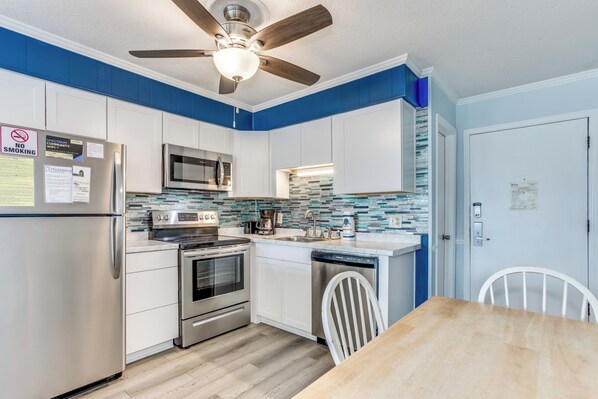 Comfort Condo, 2 Bedrooms, Balcony, Ocean View | Private kitchen | Fridge, microwave, oven, stovetop