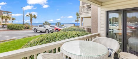 Apartamento Signature, 2 habitaciones, balcón, vistas al mar | Servicio de comidas en la habitación