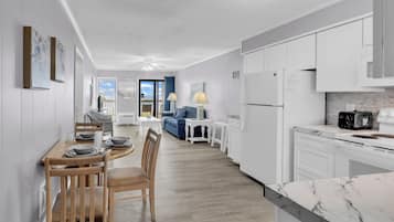 Exclusive Condo, 2 Bedrooms, Balcony, Ocean View | In-room dining