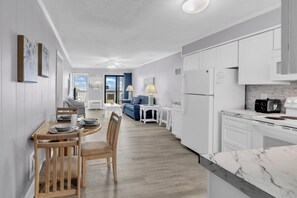 Exclusive-Apartment, 2 Schlafzimmer, Balkon, Meerblick | Essbereich im Zimmer