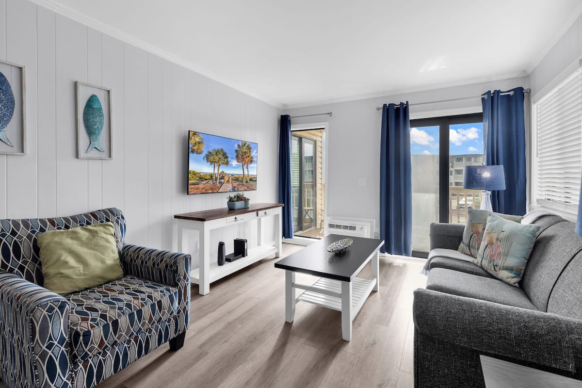 컴포트 콘도, 침실 2개, 발코니, 바다 전망 | 거실 | 케이블 채널 시청이 가능한 54cm 평면 TV, TV