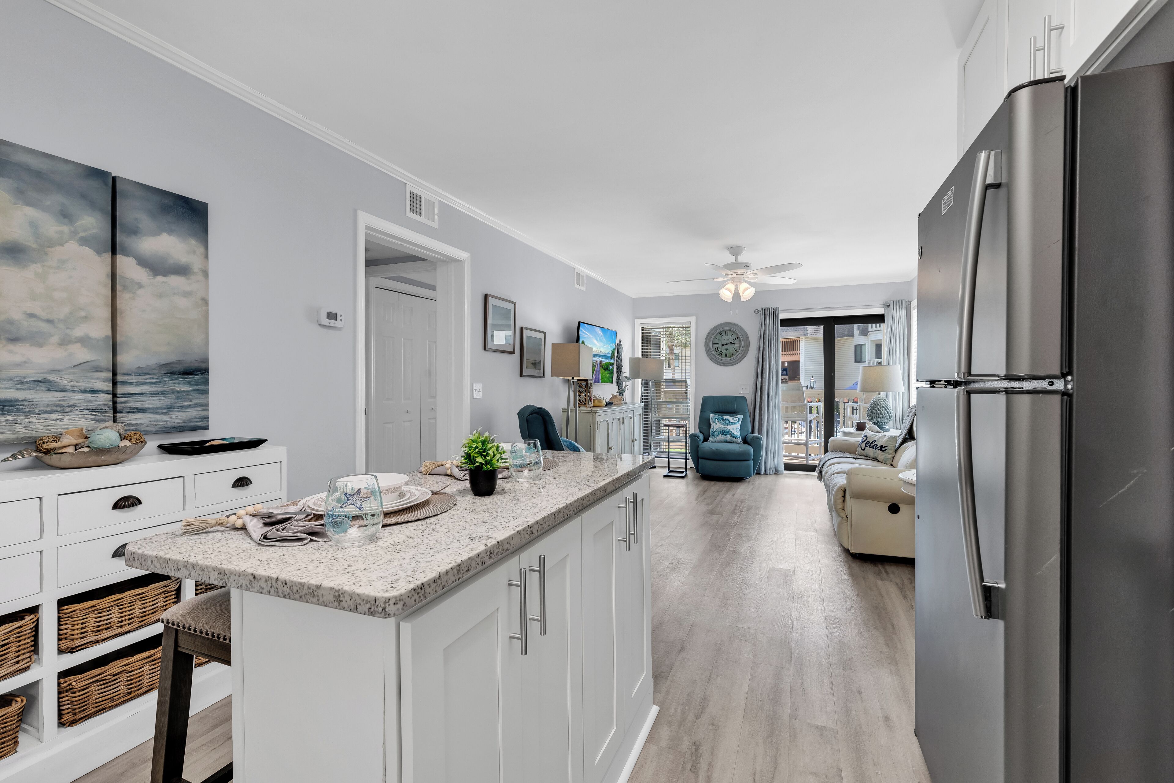 Condo com design assinado, 2 quartos, para não fumantes, vista parcial para o oceano | Cozinha privada | Geladeira, micro-ondas, fogão, cooktop