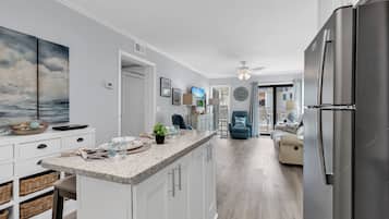Condo com design assinado, 2 quartos, para não fumantes, vista parcial para o oceano | Cozinha privada | Geladeira, micro-ondas, fogão, cooktop