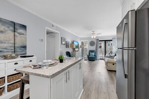 Signature Condo, 2 Bedrooms, Non Smoking, Partial Ocean View | Private kitchen | Fridge, microwave, oven, stovetop