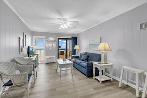 Apartamento exclusivo, 2 habitaciones, balcón, vistas al mar | Sala de estar | Televisión de pantalla plana de 54 cm con canales por cable