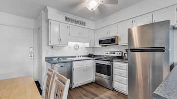 Signature Condo, 2 Bedrooms, Balcony, Ocean View | Private kitchen