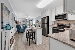 Signature Condo, 2 Bedrooms, Non Smoking, Partial Ocean View | Private kitchen | Fridge, microwave, oven, stovetop