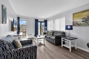 Comfort Condo, 2 Bedrooms, Balcony, Ocean View | Living room