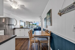 特色公寓式客房, 2 间卧室, 阳台, 海洋景观 | 客房内用餐