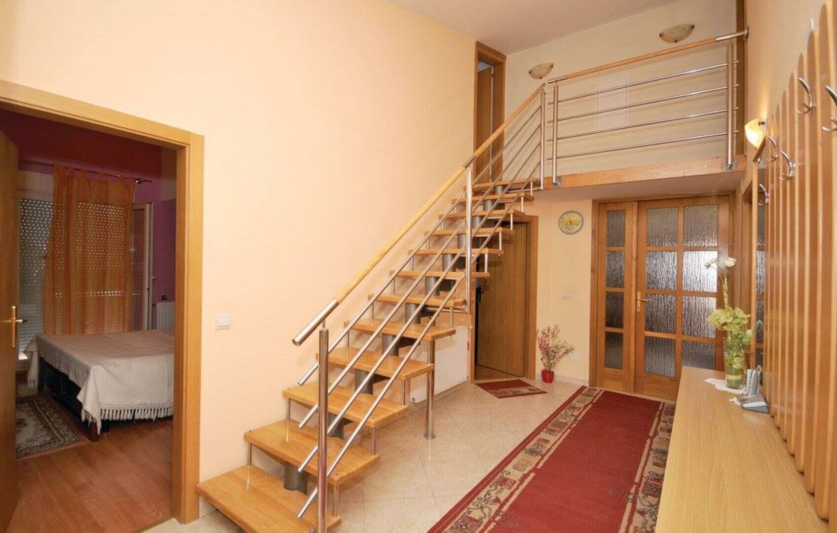 5 habitaciones, tabla de planchar con plancha, wifi y ropa de cama 