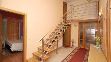 5 habitaciones, tabla de planchar con plancha, wifi y ropa de cama