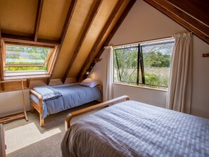3 bedrooms, iron/ironing board, WiFi, bed sheets - Secret Garden Lodge - Marahau Holiday Home (Marahau)