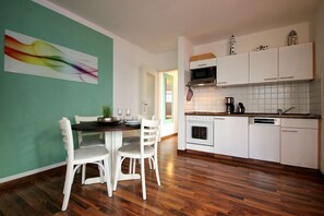 Kühlschrank, Mikrowelle, Ofen, Geschirrspüler