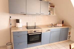 Kühlschrank, Ofen, Geschirrspüler, Wasserkocher mit Kaffee-/Teezubehör