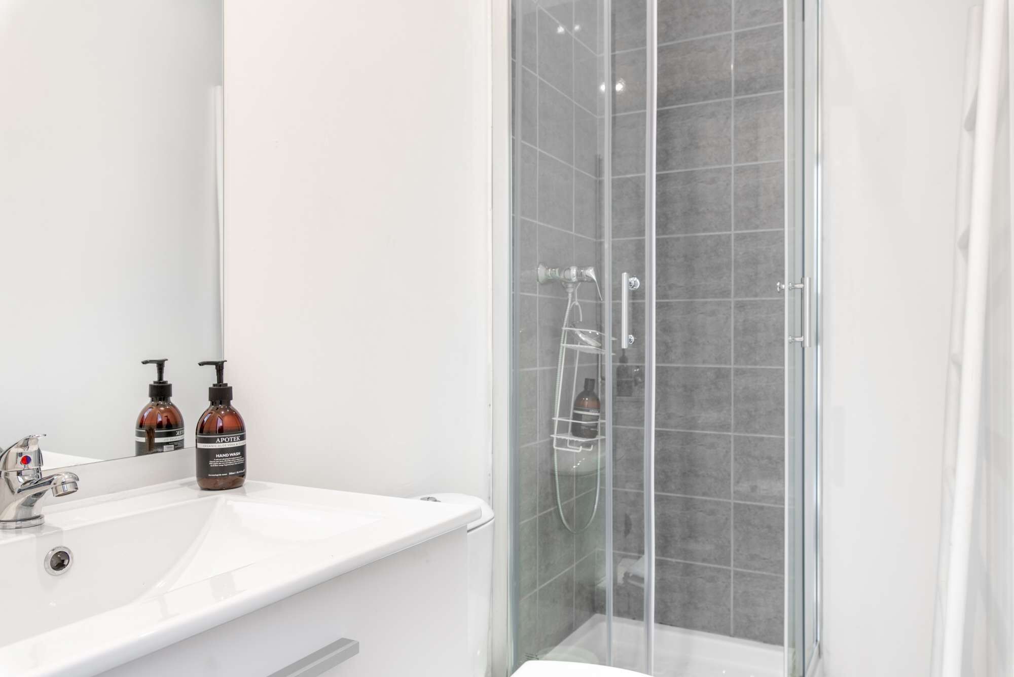 Dusch, hårtork och handdukar