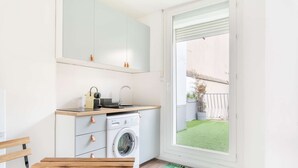 A compact kitchen with a washing machine, a sink, and a small countertop. - MaisonMars Studio 5 Blancarde (Marseille)