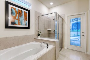 Combined shower/bathtub, hair dryer, towels - Windsor Island Luxury | Home in Windsor Island Resort, Private Pool, Arcade (Davenport)