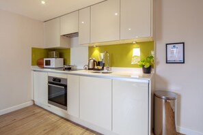 Junior Studio Suite | Private kitchen | Fridge, microwave, oven, stovetop