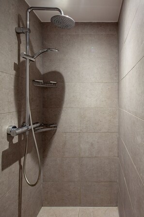 Suite studio Junior | Salle de bain | Articles de toilette (gratuits), séchoir à cheveux, serviettes fournies
