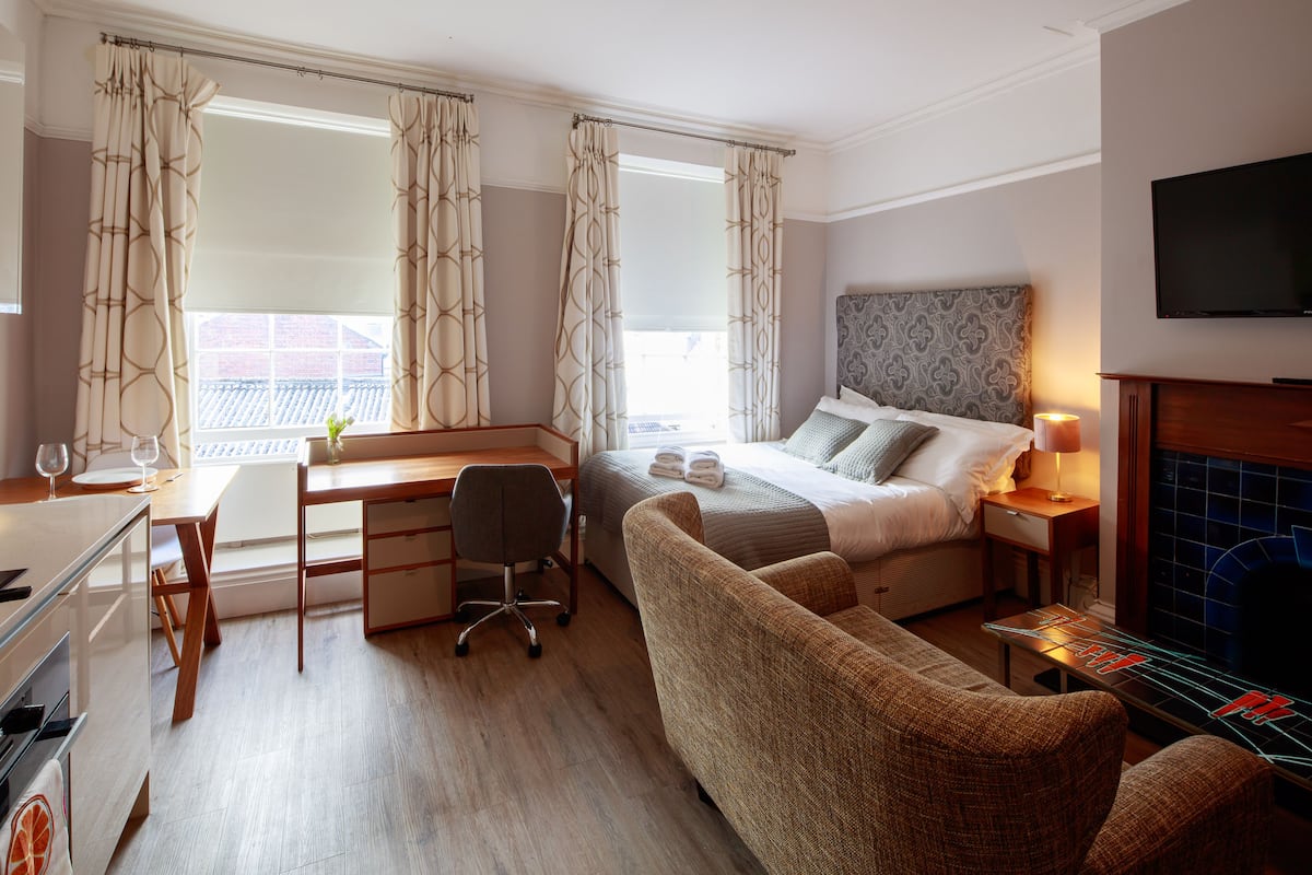 Superior Studio | 1 bedroom, desk, blackout drapes, soundproofing
