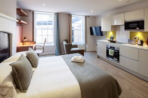 Studio – standard | Skrivebord, blendingsgardiner, lydisolert og strykejern/-brett