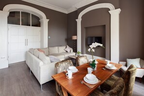 Leilighet – deluxe | Oppholdsområde | LCD-TV