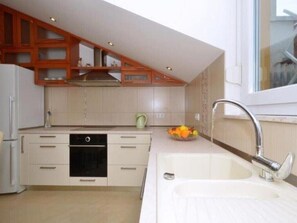 Fridge, oven, stovetop, dishwasher