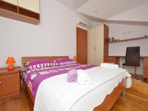 2 bedrooms, iron/ironing board, WiFi, bed sheets