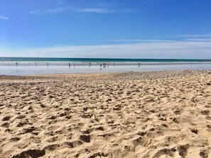 A wide sandy beach with footprints and a clear blue sky. - Live by the sea in a charming 19th-century house near the beaches. (Brem-sur-Mer)