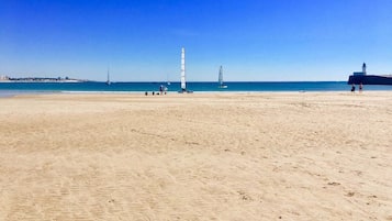Plage à proximité, chaises longues