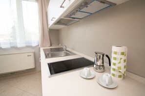 Studio (Agapantus) | Private kitchen | Fridge, microwave, stovetop, coffee/tea maker - Luxury Martina Appartamenti (Moniga del Garda)