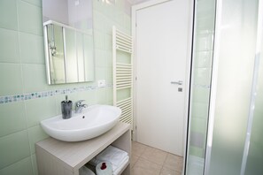Departamento, 1 habitación (Girasole) | Baño | Regadera, amenidades de baño gratuitas, bidet, toallas 