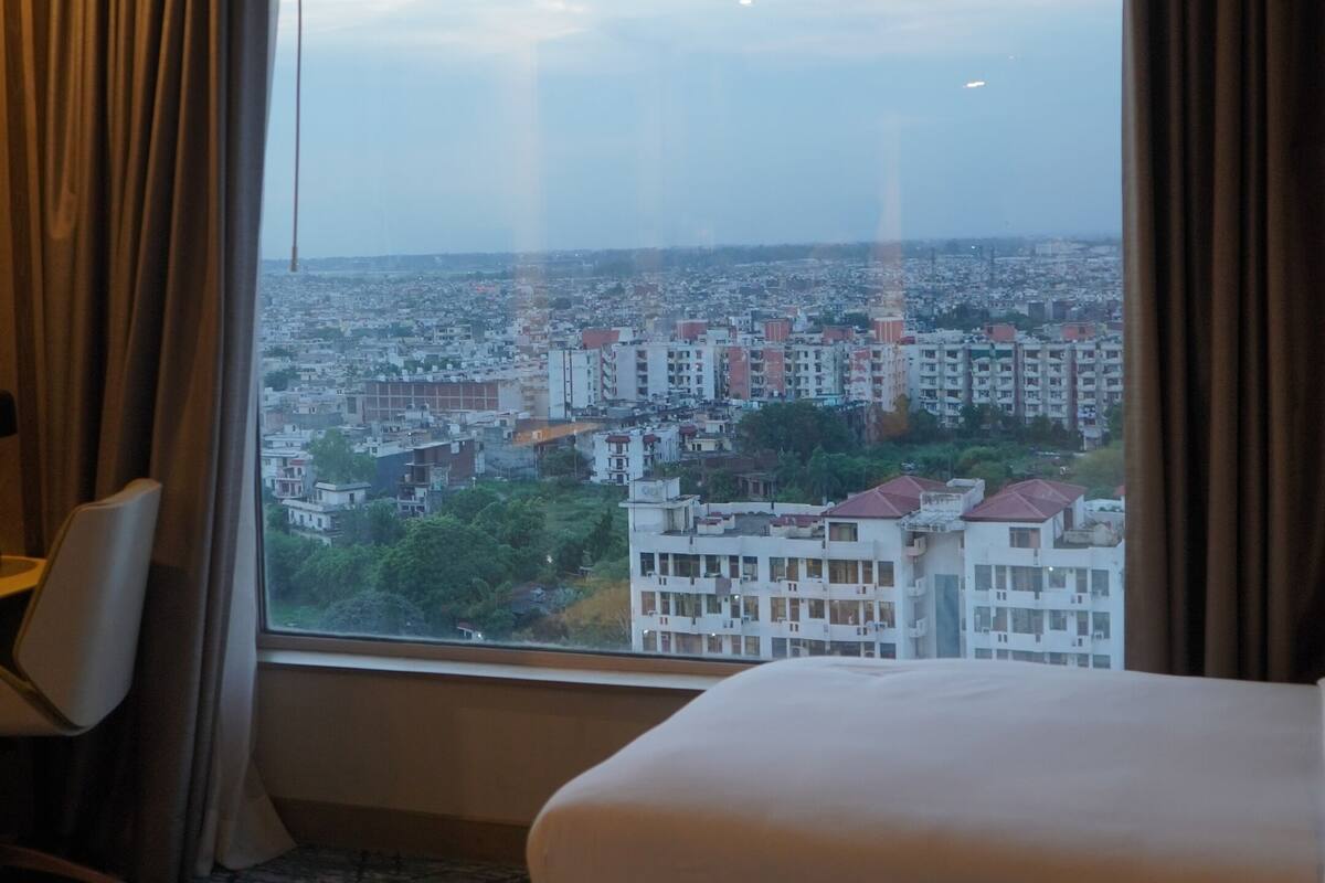 Bộ đồ giường cao cấp, minibar, két bảo mật tại phòng, bàn 