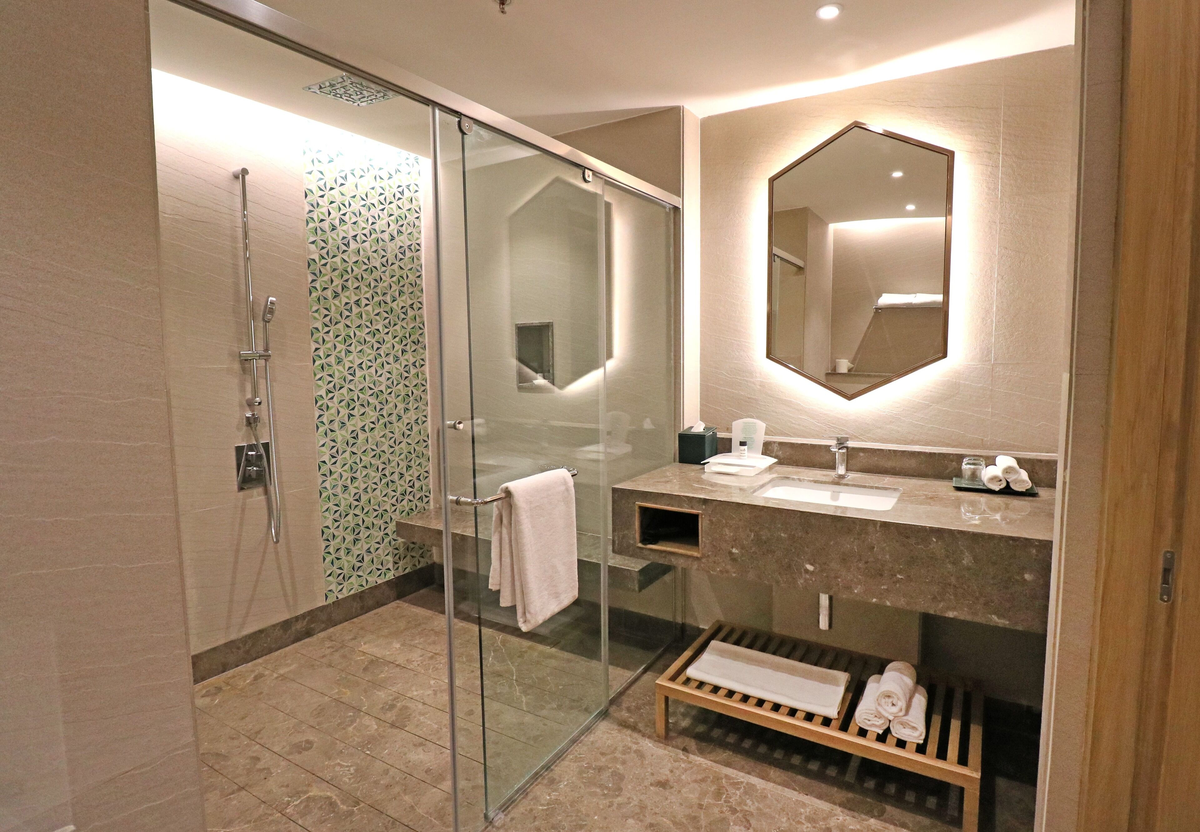 shower, rainfall showerhead, free toiletries, hair dryer