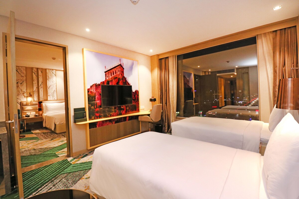 Premium bedding, minibar, in-room safe, desk