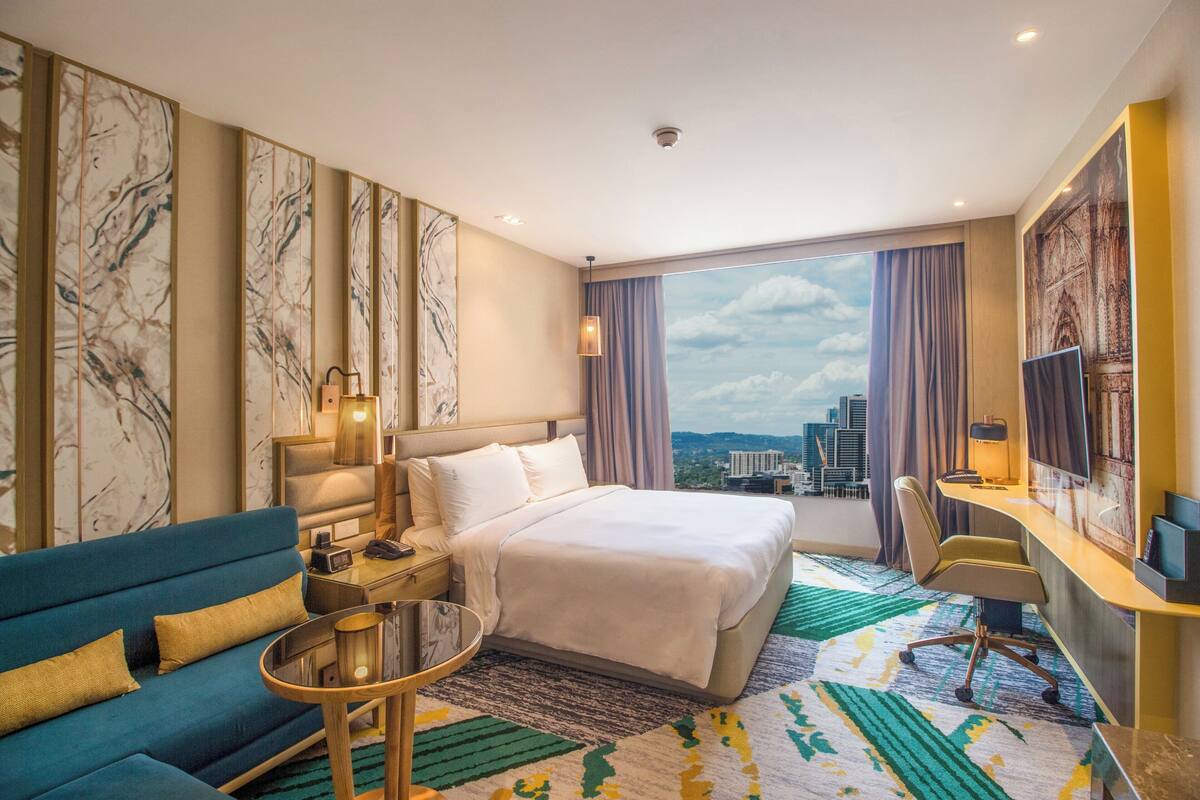 Bộ đồ giường cao cấp, minibar, két bảo mật tại phòng, bàn 