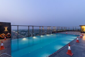 Outdoor pool - Holiday Inn Chandigarh Zirakpur by IHG (Dera Bassi)