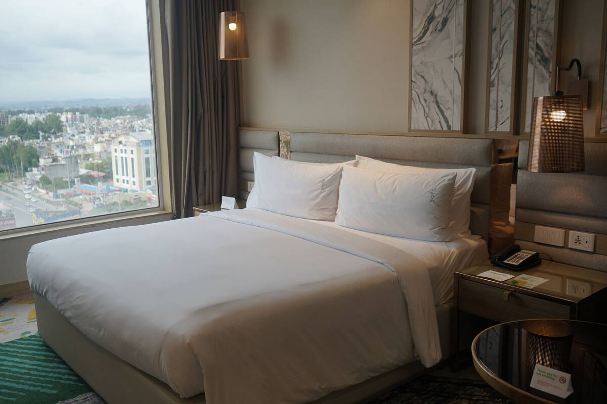Bộ đồ giường cao cấp, minibar, két bảo mật tại phòng, bàn 