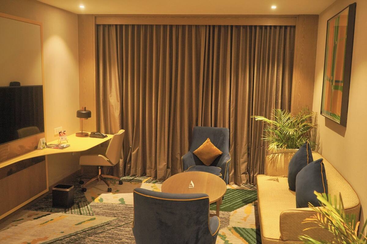 Phòng Suite, 1 phòng ngủ | Bộ đồ giường cao cấp, minibar, két bảo mật tại phòng, bàn 