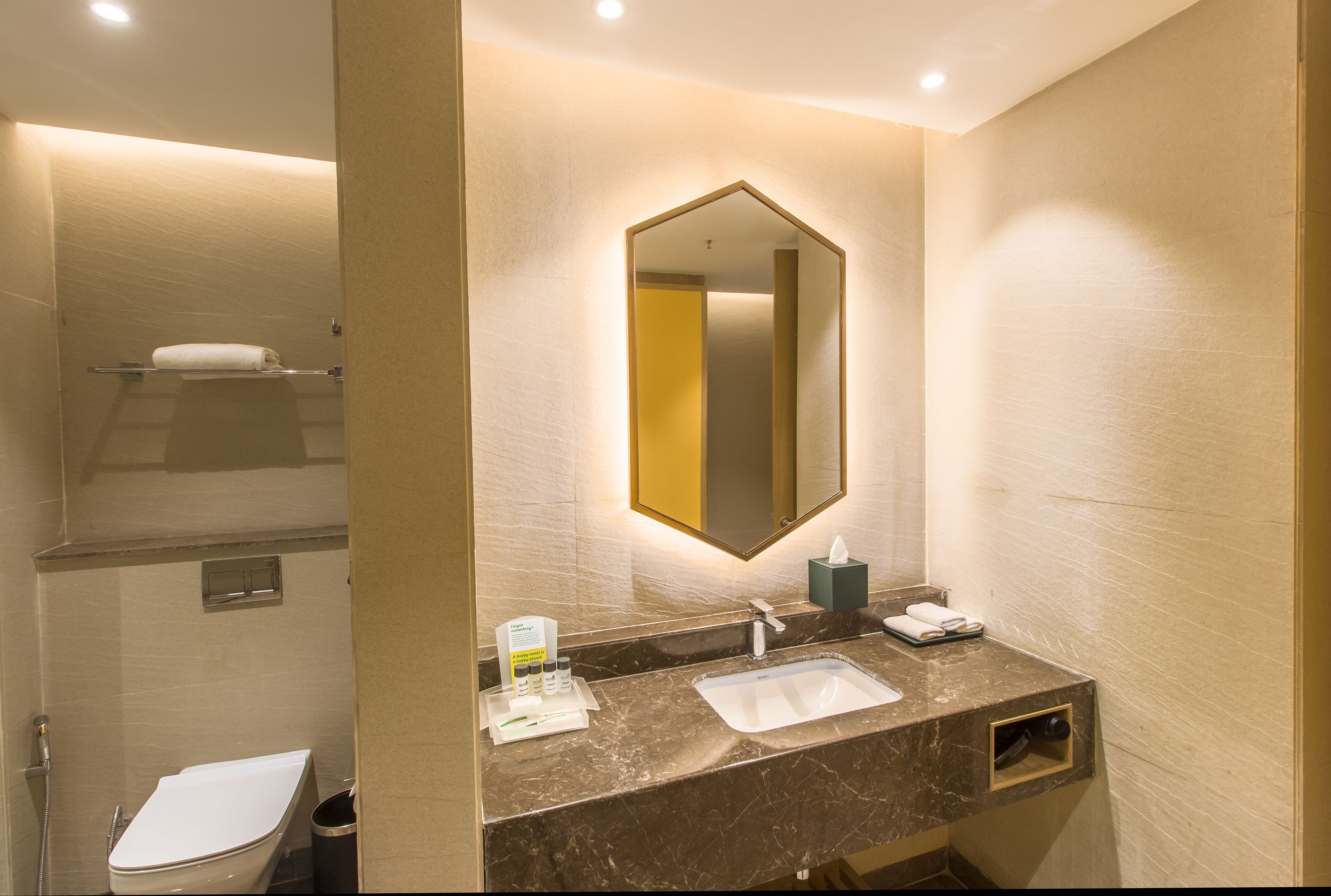Un baño con inodoro, lavabo y espejo.