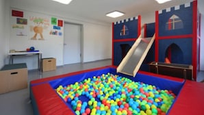 Zona de juegos infantil cubierta