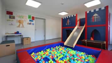Área de juegos infantiles techada