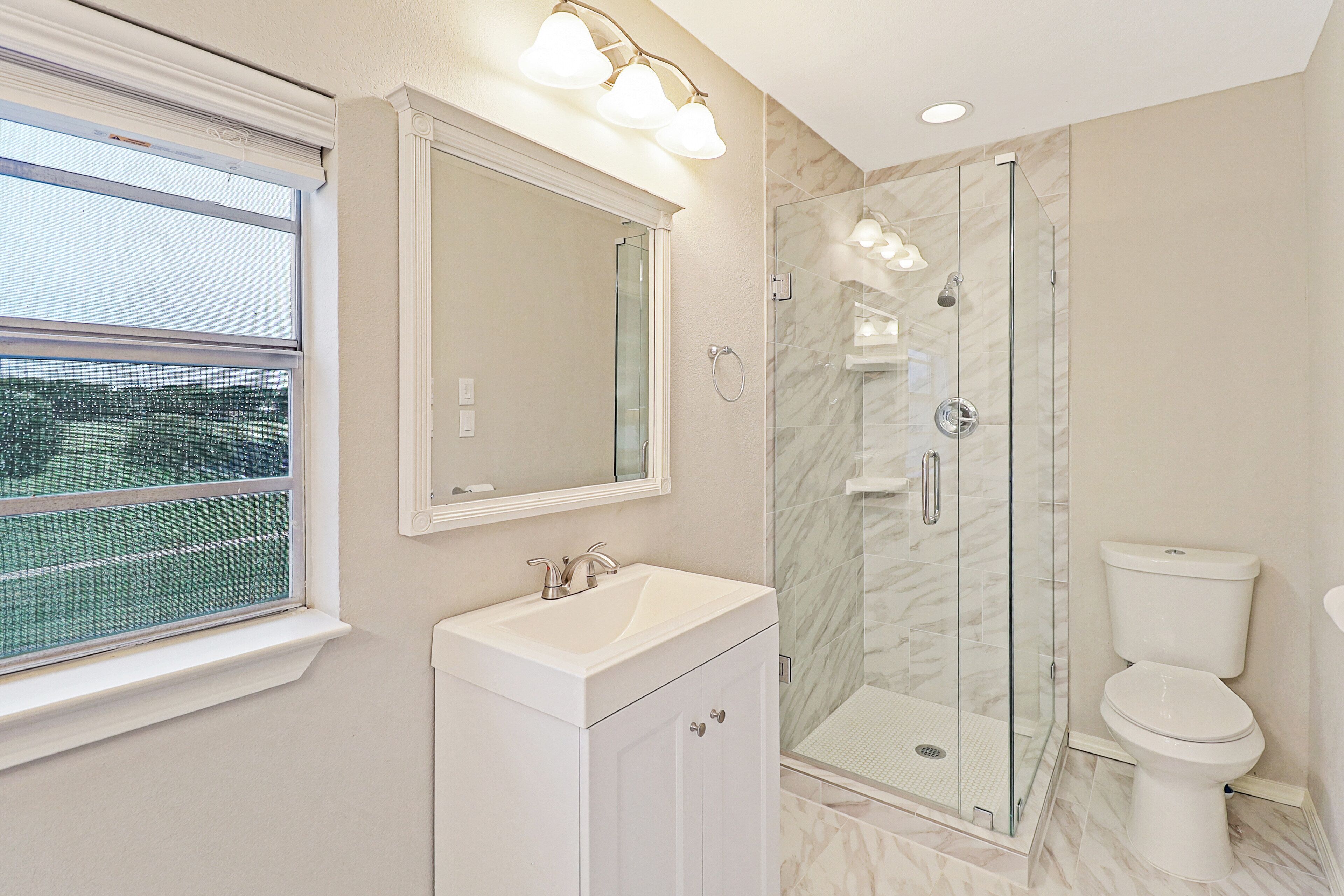 Combined shower/bathtub, hair dryer, towels, soap