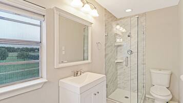 Kombinert dusj/badekar, hårføner, håndklær og såpe