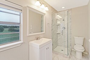 Kombinert dusj/badekar, hårføner, håndklær og såpe