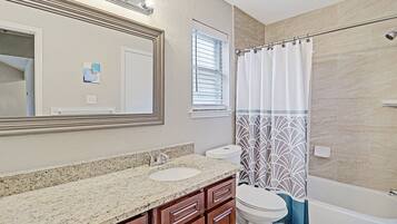 Combinazione doccia/vasca, asciugacapelli, asciugamani, sapone