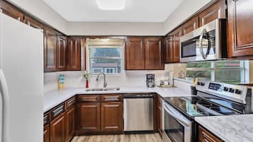 Køleskab, mikrobølgeovn, ovn, kogeplade